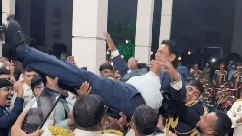 শিক্ষামন্ত্রীকে শূন্যে ভাসিয়ে উচ্ছ্বাস এমআইএসটি গ্র্যাজুয়েটদের