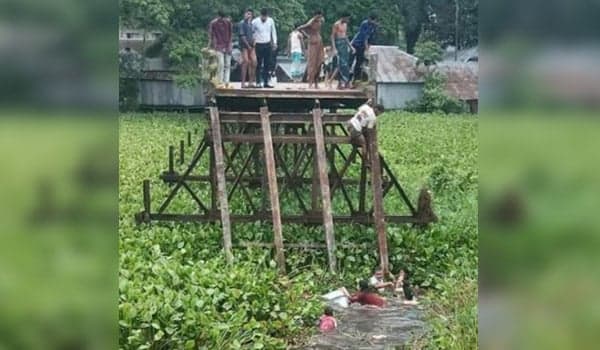 বরগুনায় সেতু ভেঙ্গে মাইক্রোবাস-অটোরিকশা নদীতে, ৯ জনের মৃত্যু