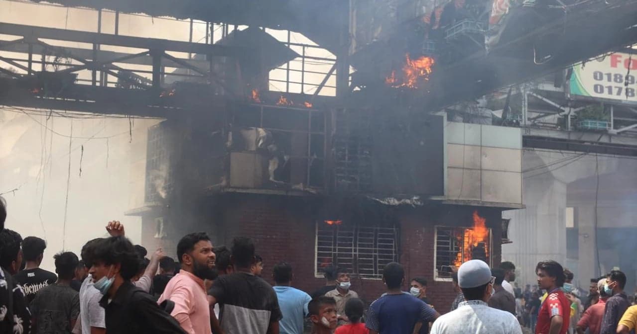 মিরপুর-১২ থেকে আগারগাঁও পর্যন্ত মেট্রোরেল বন্ধ, পুলিশ বক্সে আগুন