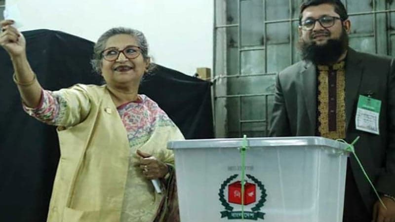 গুলশান মডেল স্কুলে ভোট দিলেন শেখ রেহানা