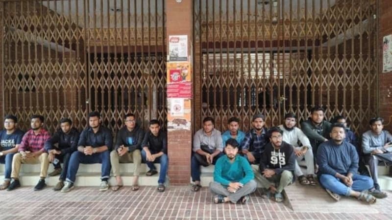 প্রশাসনিক ভবনে তালা লাগিয়ে জাবি শিক্ষার্থীদের প্রতিবাদ