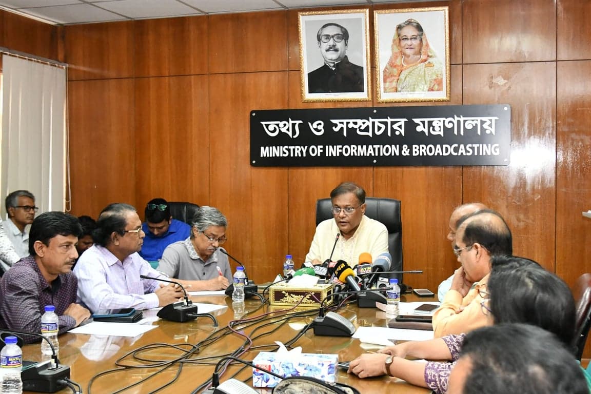 আক্রমণকারীদের পুলিশের হাতে তুলে দেবেন : তথ্যমন্ত্রী