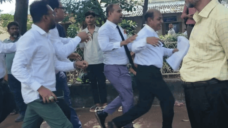 ঢাকার আদালতে বিএনপি-আওয়ামী লীগপন্থি আইনজীবীদের ধাক্কাধাক্কি, উত্তেজনা