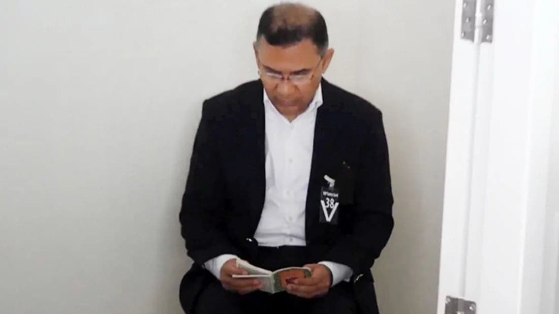 মায়ের কফিনের পাশে কোরআন তেলাওয়াত করছেন তারেক রহমান