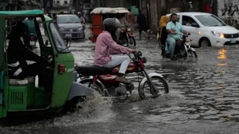পাকিস্তানে বন্যায় মৃতের সংখ্যা বেড়ে ১০৪