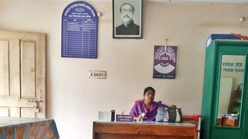 বঙ্গবন্ধুর ছবি টানানোয় পিরোজপুরে প্রধান শিক্ষিকা বরখাস্ত