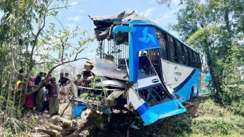 লোহাগাড়ায় ভয়াবহ সড়ক দুর্ঘটনা: বিজিবি সদস্যসহ নিহত ৪