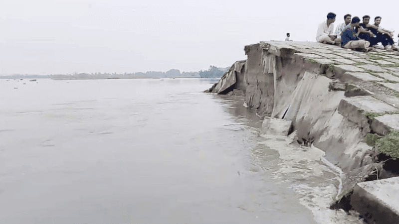 তিস্তা সেতু রক্ষা বাঁধে ভয়াবহ ধস, হুমকিতে রংপুর-কাকিনা সড়ক যোগাযোগ