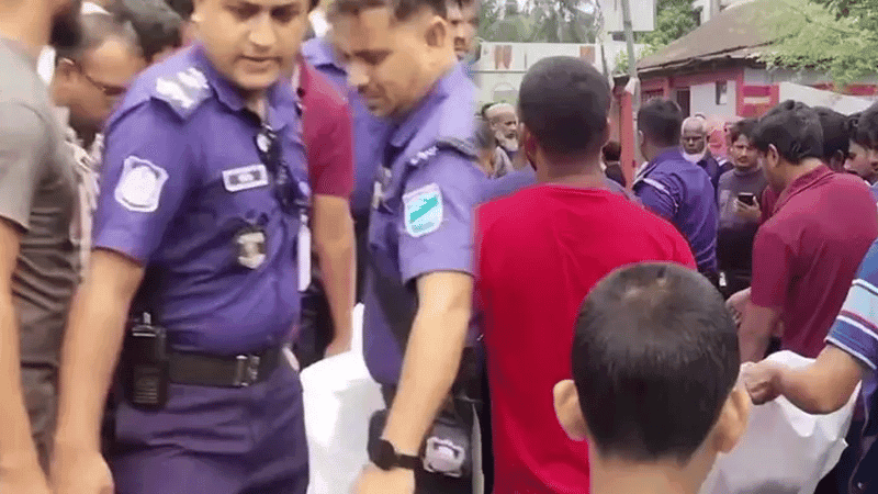 দুর্ঘটনায় নিহত স্কুলছাত্র, মরদেহ উদ্ধারে গিয়ে পুলিশ সদস্য দেখলেন নিজের ছেলে