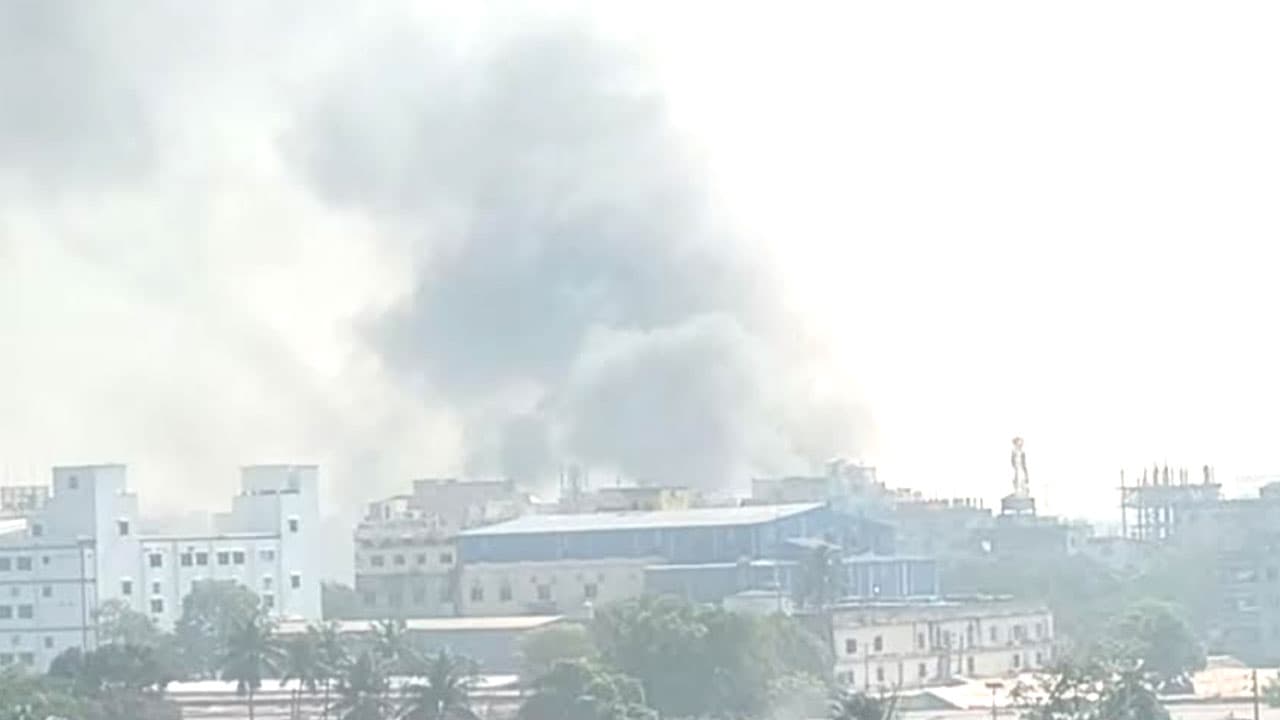 টঙ্গীতে তুলার গুদামে আগুন, নিয়ন্ত্রণে কাজ করছে ৭ ফায়ার ইউনিট 