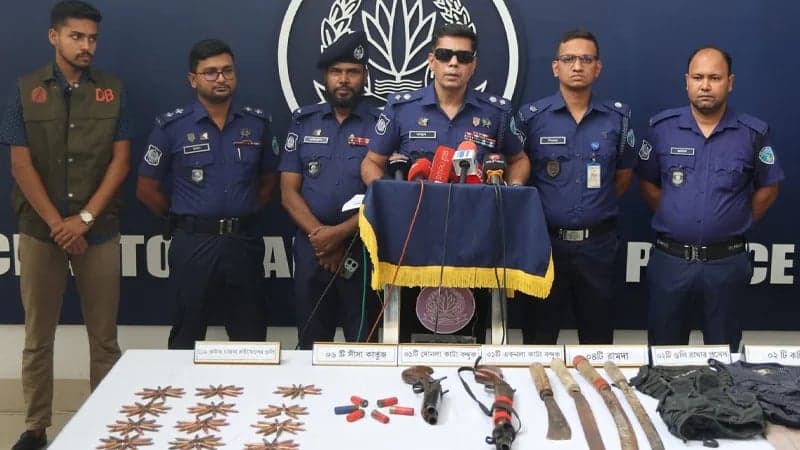 রাউজানে সন্ত্রাসীর গুলিতে ১২ পুলিশ সদস্য আহত, গ্রেপ্তার ১