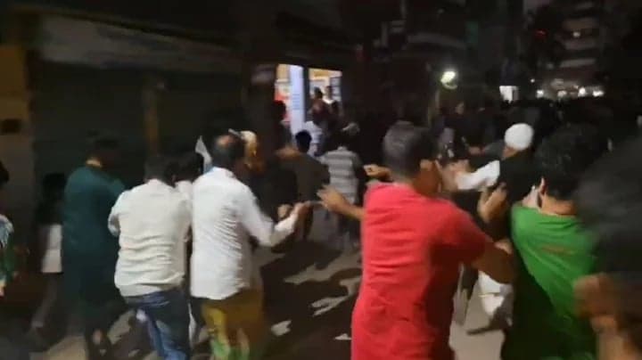 সাভারে আ’লীগ নেতার বাড়ি ভাঙতে গিয়ে হামলার মুখে ছাত্ররা, আহত ১০