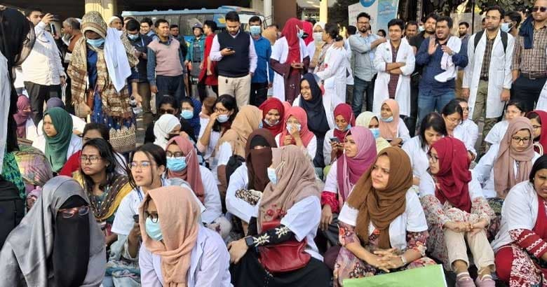 শাহবাগ ছাড়লেন ট্রেইনি চিকিৎসকরা