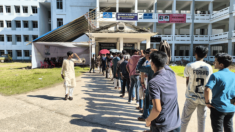 দীর্ঘ ৩৫ বছর পর চাকসু নির্বাচন, ভোটগ্রহণ চলছে