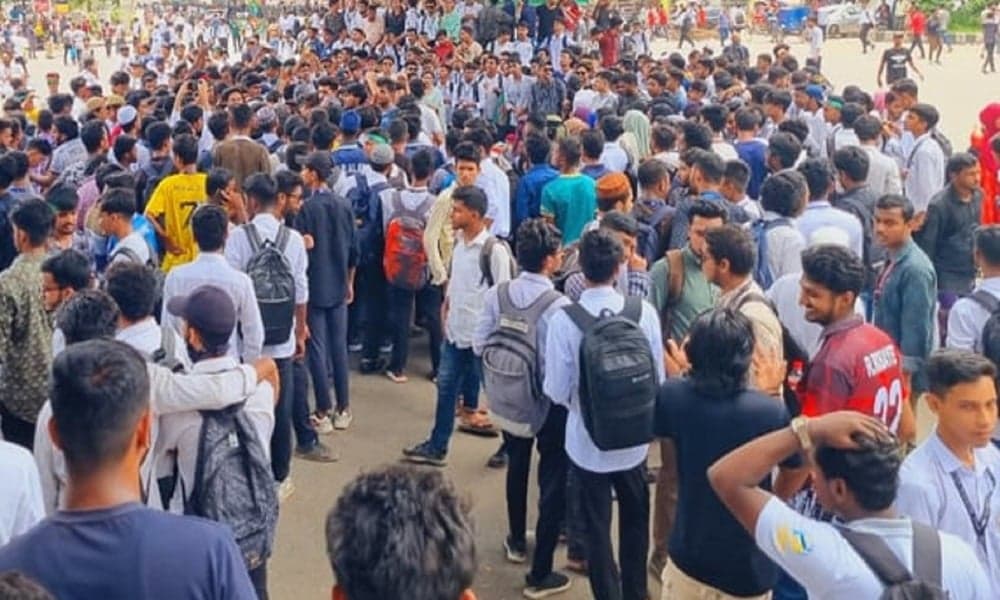 তেজগাঁওয়ে পলিটেকনিক শিক্ষার্থীদের সড়ক অবরোধ, তীব্র যানজট