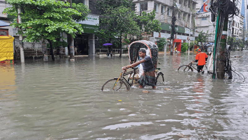 টানা বৃষ্টিতে চট্টগ্রামে হাঁটুসমান পানি, দুর্ভোগে নগরবাসী