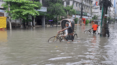 টানা বৃষ্টিতে চট্টগ্রামে হাঁটুসমান পানি, দুর্ভোগে নগরবাসী