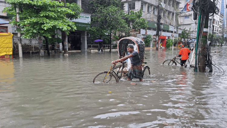 টানা বৃষ্টিতে চট্টগ্রামে হাঁটুসমান পানি, দুর্ভোগে নগরবাসী