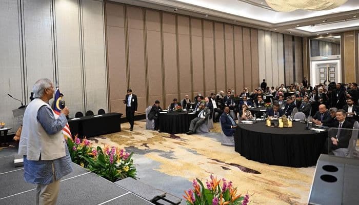 মালয়েশিয়ান কোম্পানিগুলোকে বাংলাদেশে বিনিয়োগের আহ্বান জানালেন ইউনূস