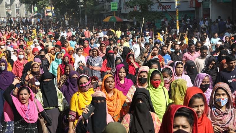 আজও মিরপুরে গার্মেন্টস শ্রমিকদের বিক্ষোভ, দোকানপাট-গাড়ি ভাঙচুর