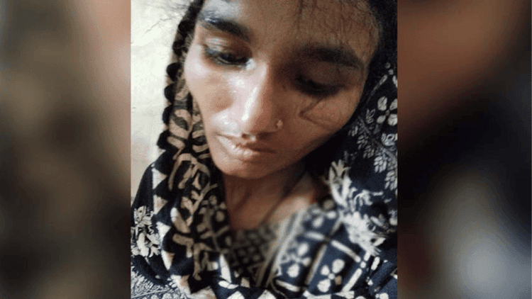ফজরের নামাজ থেকে ফিরে বাবা দেখেন মেয়ের গলা কাটা মরদেহ, মা আটক