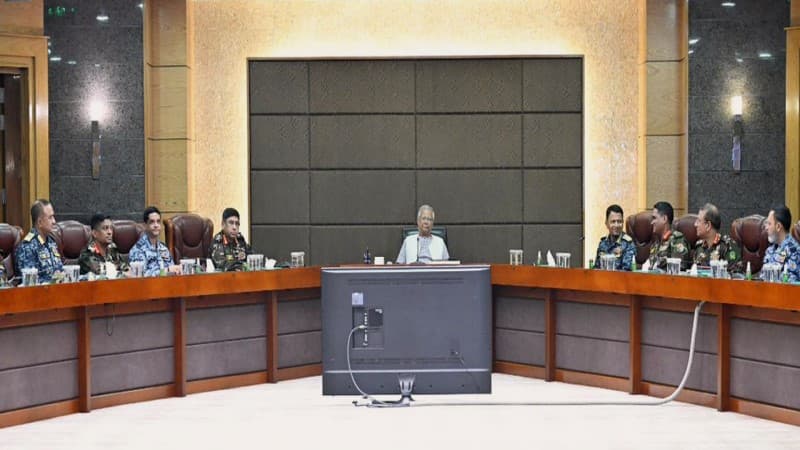 সুষ্ঠু নির্বাচন নিশ্চিতে সশস্ত্র বাহিনীকে সতর্ক থাকার নির্দেশ প্রধান উপদেষ্টার