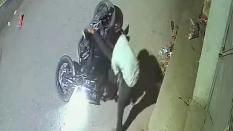 চলন্ত বাইকে ইটের আঘাতে গুরুতর আহত সেই যুবকের মৃত্যু