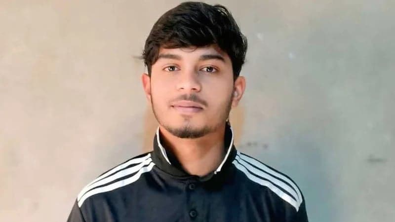 ট্রেনের দরজা থেকে ছিটকে পড়ে প্রাণ গেল যুবকের