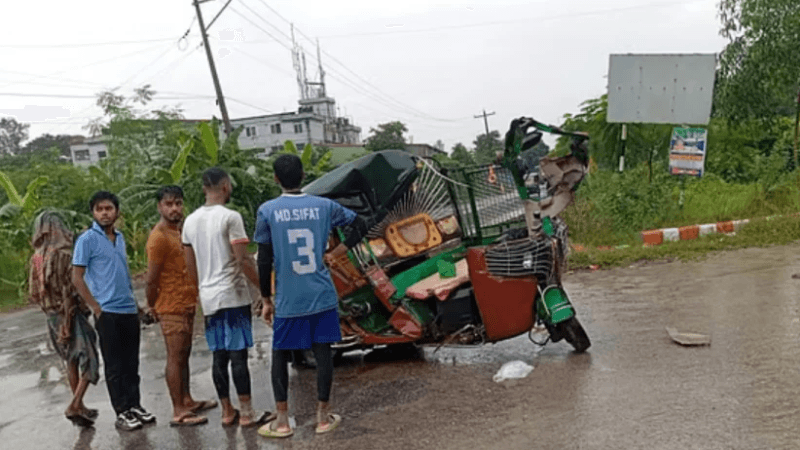 গাজীপুরে ট্রাকচাপায় দুমড়ে গেল অটোরিকশা, নিহত ৩