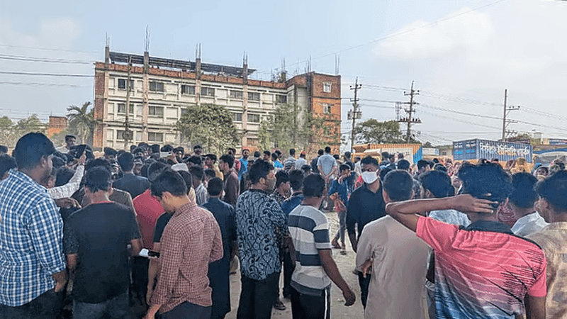 ঢাকা-টাঙ্গাইল মহাসড়ক অবরোধ করে শ্রমিকদের বিক্ষোভ