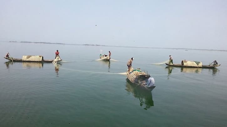 নিষেধাজ্ঞা শেষে সাড়ে তিন মাস পর কাপ্তাই হ্রদে মাছ ধরা শুরু