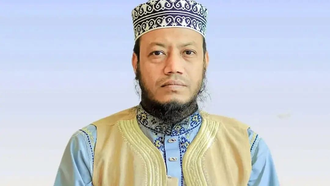 মানহানি মামলায় আদালতে আত্মসমর্পণ করলেন আমির হামজা