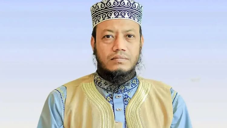 মানহানি মামলায় আদালতে আত্মসমর্পণ করলেন আমির হামজা