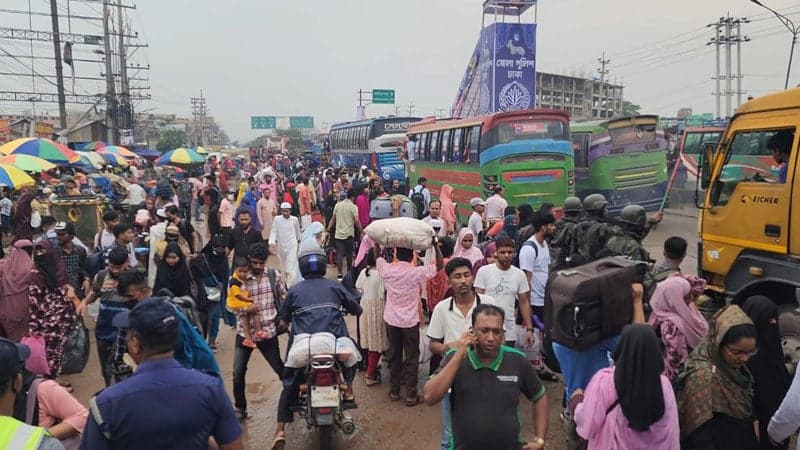 মহাসড়কে ঈদযাত্রায় চরম ভোগান্তি, বাড়তি ভাড়ার নৈরাজ্য