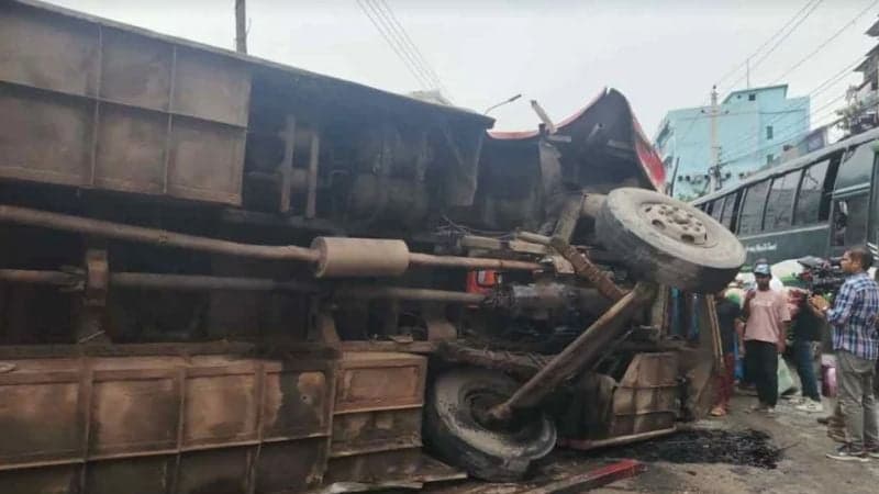 রাজধানীতে ডিভাইডার ভেঙে বিপরীত লেনে দুই বাসের সংঘর্ষে নিহত ৪