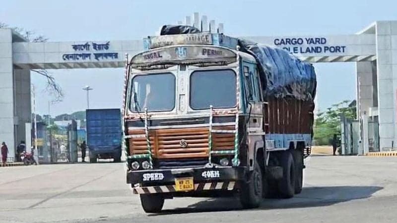 তিন দিন বন্ধের পর বেনাপোল স্থলবন্দরে আমদানি-রপ্তানি শুরু