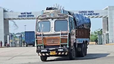 তিন দিন বন্ধের পর বেনাপোল স্থলবন্দরে আমদানি-রপ্তানি শুরু