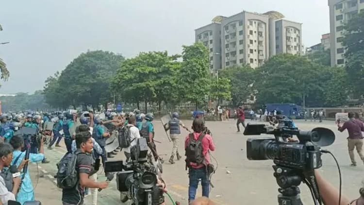 সংসদ ভবনের গেটে জুলাই যোদ্ধাদের সঙ্গে পুলিশের সংঘর্ষ 