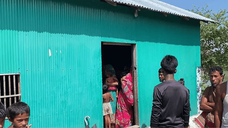 জোয়ারে বিচ্ছিন্ন নিঝুমদ্বীপ, হাসপাতালে নিতে না পারায় প্রসূতি ও গর্ভের সন্তানের মৃত্যু