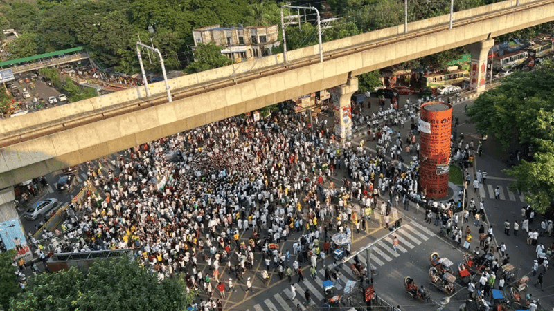 নোয়াখালী বিভাগ দাবিতে শাহবাগ অবরোধ, সড়ক ছাড়লেন আন্দোলনকারীরা