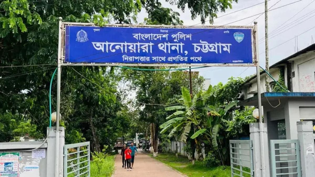 আনোয়ারায় সড়কে ২ শিশু ফেলে যাওয়ার ঘটনায় বাবা–মায়ের বিরুদ্ধে মামলা,  বাবা গ্রেপ্তার 