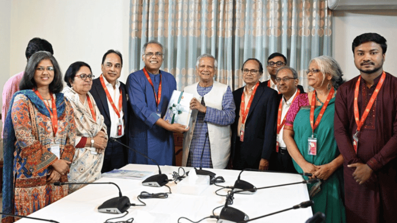 প্রধান উপদেষ্টার কাছে গণমাধ্যম সংস্কার কমিশনের প্রতিবেদন হস্তান্তর