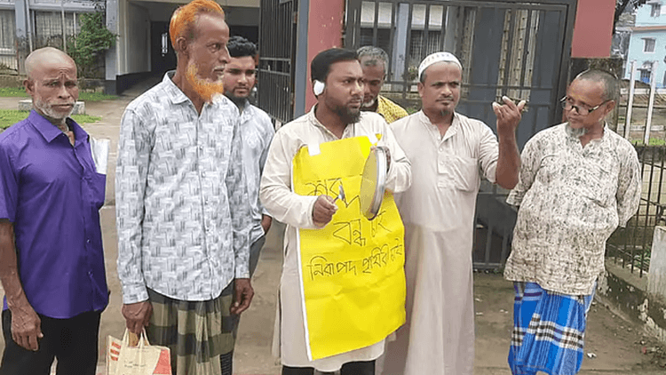 শব্দদূষণের প্রতিবাদে ইউএনও কার্যালয়ের সামনে থালা-চামচ বাজালেন কলেজশিক্ষক