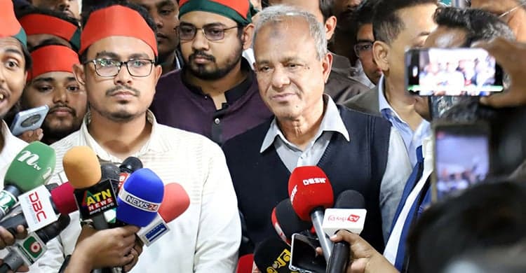 স্বরাষ্ট্র উপদেষ্টার সামনেই তার পদত্যাগ চাইলো সাদিক কায়েম