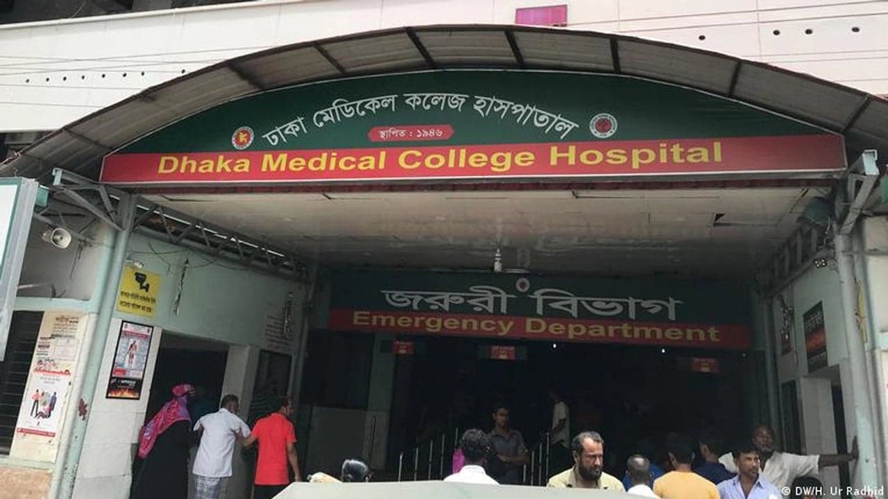 অনির্দিষ্টকালের কর্মবিরতিতে ঢাকা মেডিকেলের ইন্টার্ন চিকিৎসকরা