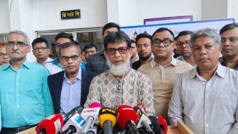 নীলসাগর এক্সপ্রেস লাইনচ্যুতি: স্টেশন মাস্টার ও চালক সাময়িক বরখাস্ত