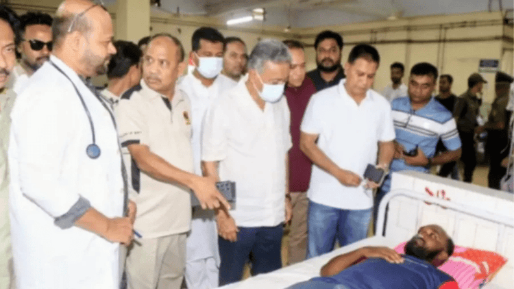 শিপইয়ার্ডে দুর্ঘটনা: অসুস্থ শ্রমিকদের দেখতে হাসপাতালে অর্থমন্ত্রী