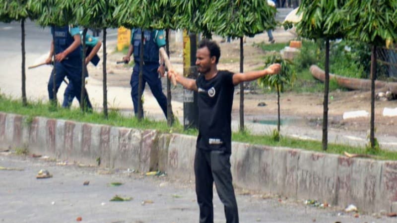 আন্দোলনকারীদের ছোড়া ইটপাটকেলের আঘাতে মারা গেছেন আবু সাঈদ