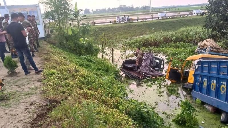 রাজশাহীতে সেনাবাহিনীর টহল গাড়িতে ট্রাকের ধাক্কা, ৮ সেনাসদস্য আহত