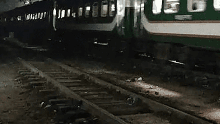 রেললাইনে টিকটক করতে গিয়ে ট্রেনে কাটা পড়ে ২ যুবক নিহত